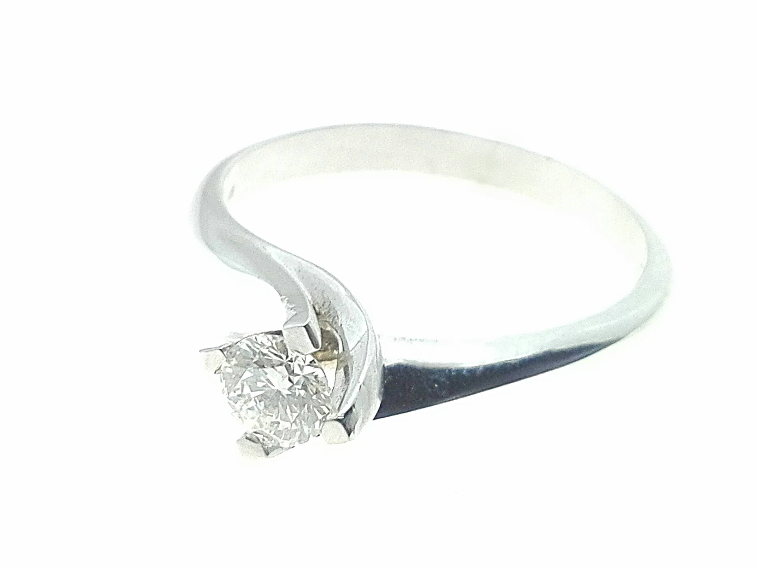 Anello solitario valentino 30 carati hot sale